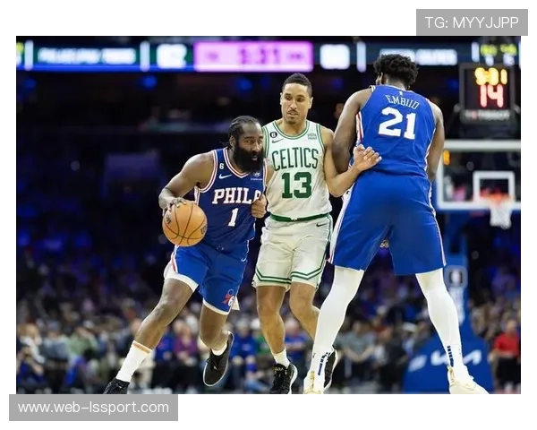 哈登在对阵凯尔特人比赛中组织进攻,助攻内线球员得分 哈登在对阵凯尔特人比赛中组织进攻,助攻内线球员得分