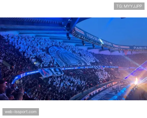 图卢兹对阵巴黎一役，现场展示由本地学生设计的特色TIFO